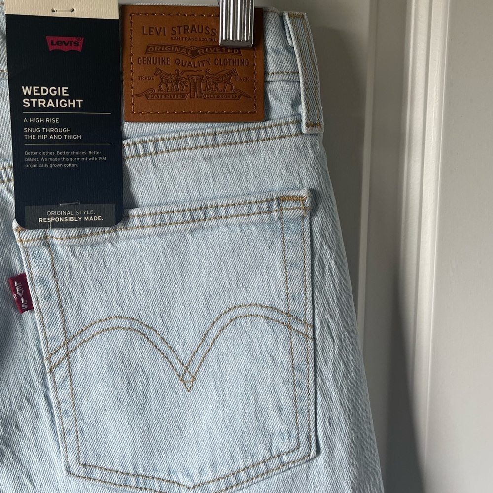 SALE! ⭐️ Levi’s Wedgie Straight Leg high rise light wash Jean - 26” inseam - Picture 9 of 16